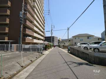 敷地の南側前面道路（西側から）