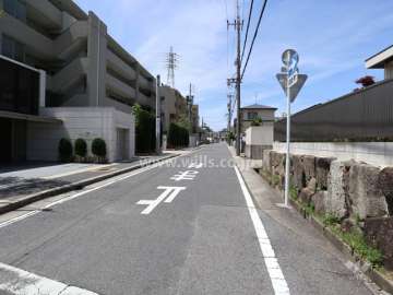 敷地の北側前面道路(東側から)