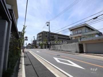 プラウド名東亀の井アベニューの遠景(北東側から撮影)周辺はマンションや戸建て、商業施設が混在するエリアです。