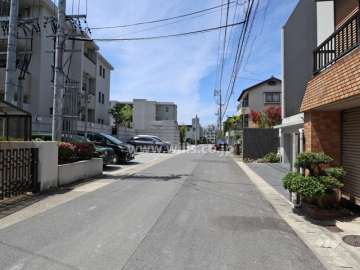 敷地の北側前面道路(東側から)