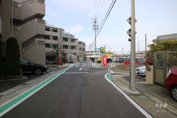 敷地北東側の前面道路（南東側から）