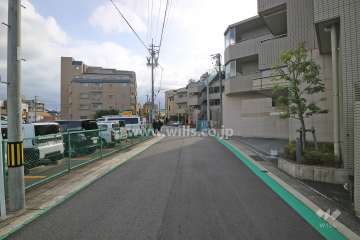 敷地北東側の前面道路（北西側から）