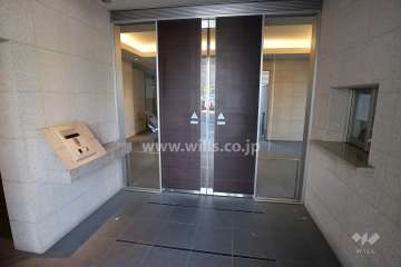 エントランスはオートロック付きです。