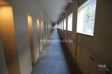 エントランスから住戸への廊下