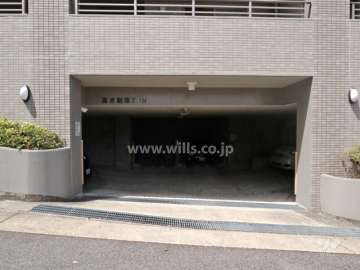 敷地東側の屋内駐車場出入り口