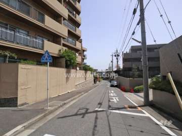 物件の北側前面道路（西側から）
