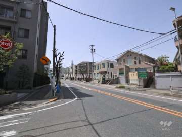 敷地西側の前面道路（南側から）