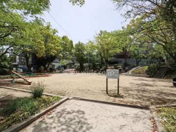 敷地東側の大間廻第四公園