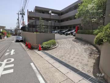 屋外駐車場の出入り口