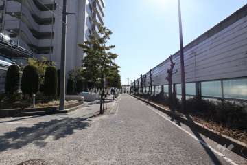 物件の西側前面道路（北側から）