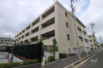プラウド名東社口の外観（南東側から）