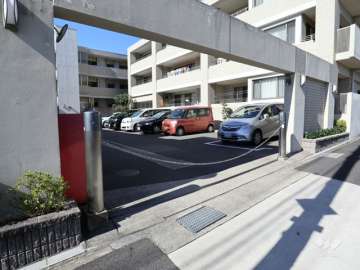 駐車場出入り口(ロボットゲート付き)