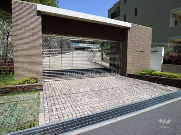 駐車場出入り口(リングシャッター付)
