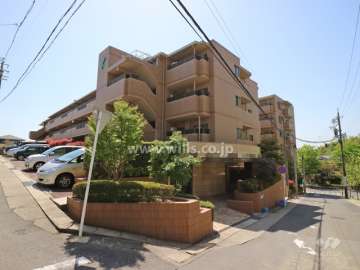 バンベール東山フォレスティエ弐番館の外観(北西側から)