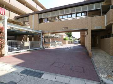 敷地内駐車場へのアプローチ
