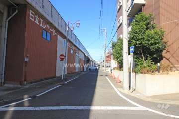 敷地西側の前面道路