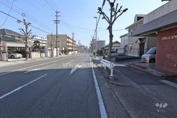 物件の北側前面道路（西側から）