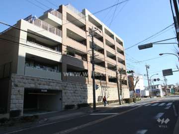 D’クラディア本郷の外観（南西側から）と正面道路