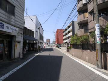 南西側前面道路（南東側から）