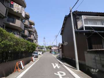 南東側前面道路（南西側から）