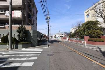 物件の北東側の前面道路（南東側から）