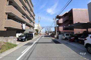 物件の南東側前面道路（南西側から）