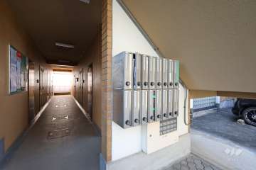 共用ポストと住戸入り口