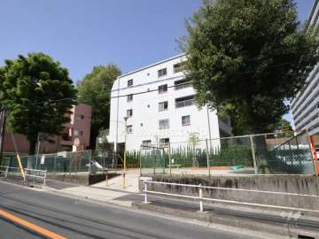 敷地東側に虹ヶ丘北公園があります。