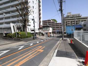 敷地東側の前面道路（南側から）
