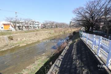 敷地の北側を香流川が流れています。