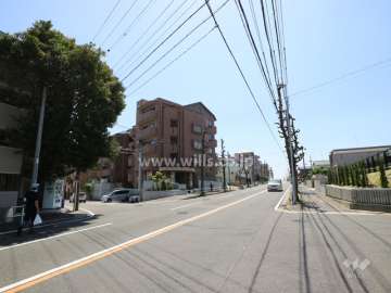 ユニロイヤル社台の遠景。周辺はマンションと一戸建てなどが混在する住宅地です。