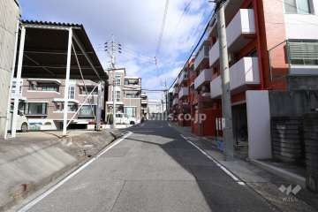 敷地北西側の前面道路（南西側から）