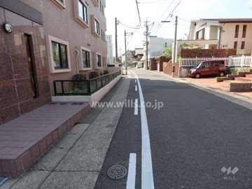 敷地西側の前面道路