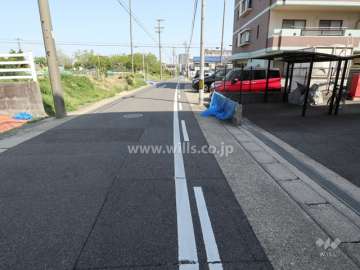 敷地西側の前面道路