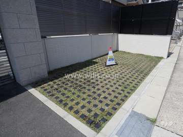 敷地北側にある来客用駐車場