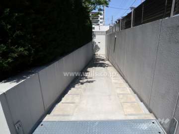 駐輪場へのアプローチ