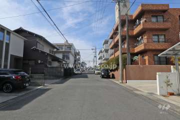 物件の南側前面道路（東側から）