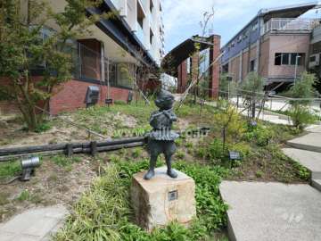 敷地内の植栽と銅像