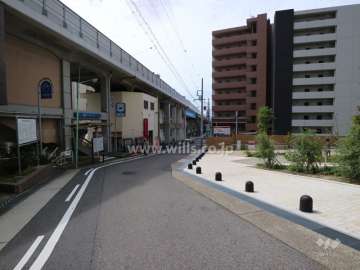 敷地の南側前面道路（東側から）