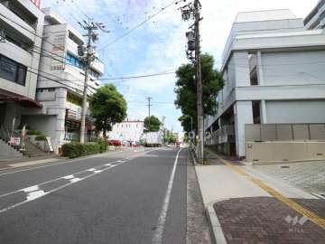 敷地の北側前面道路（西側から）