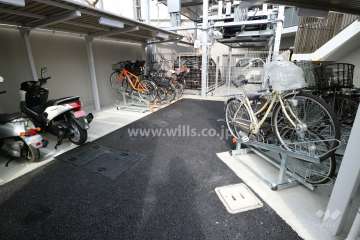 屋外バイク置場と駐輪場