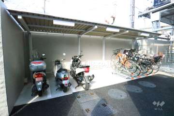 屋外バイク置場と駐輪場
