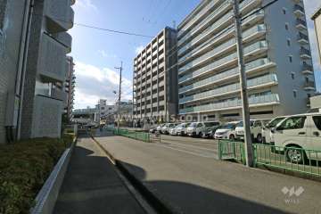 敷地東側の前面道路