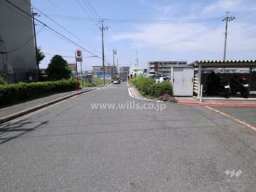 敷地西側の前面道路