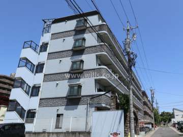 メゾン・ド・コンフォールの外観（南西側から）と正面道路