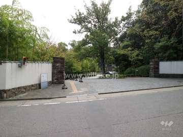 揚輝荘の門