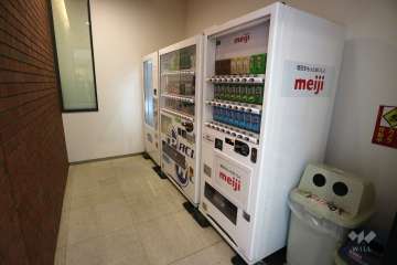 エントランス棟に自販機があります。