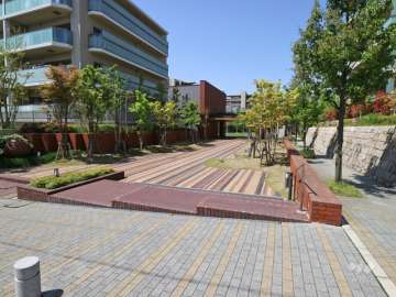 スワンハウスへのエントランスアプローチ