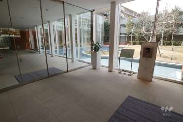 エントランスはオートロック付きです。