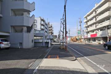 物件の北側前面道路（東側から）